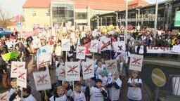 Eine Demonstration in Celle gegen die geplante Y-Trasse der Bahn. Eine Demonstration in Celle gegen die geplante Y-Trasse der Bahn. © Screenshot