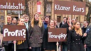 Eine Gruppe von Demonstanten der FDP.  