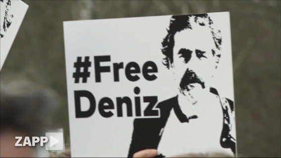 Ein Protestschild mit der Aufschrift "#FreeDeniz".  