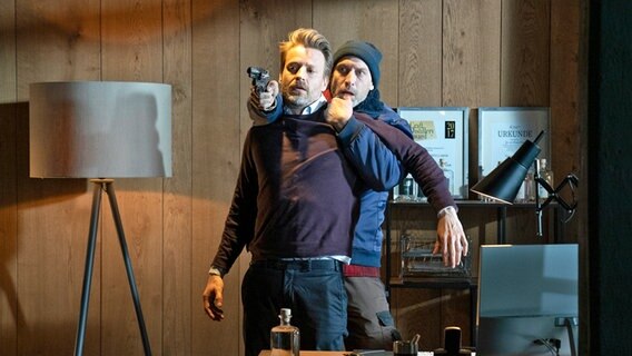 Jörgensen (Andreas Grötzinger) bringt Philipp Schaaf (Max von Pufendorf) in seine Gewalt. © NDR/ARD Degeto/Marion von der Mehden 