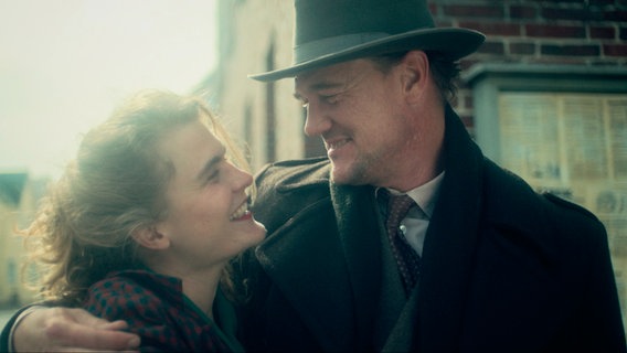Emma (Anna Schimrigk) und Alfred (David Bredin) erleben nach einem Kabarettbesuch einen Moment der Leichtigkeit. © NDR/eikon nord 