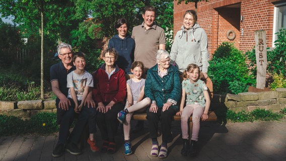 Familie Rust auf ihrem Bauernhof in Stolzenau. © NDR/Lutz Westphal 