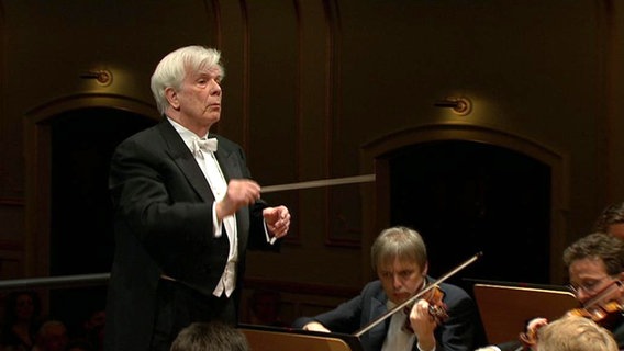 Christoph von Dohnányi dirigiert Musiker des NDR Sinfonieorchesters  