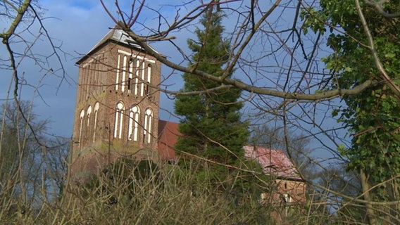 Die Dorfkirche.  