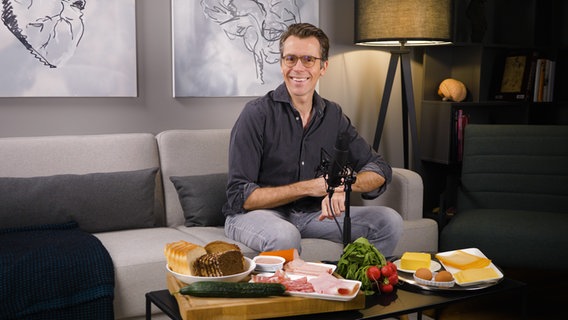 Dr. Wimmer sitzt auf einer Couch. © NDR 
