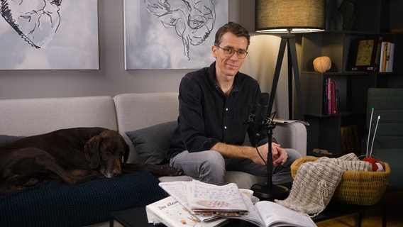 Dr. Wimmer sitzt auf der Couch. © NDR 