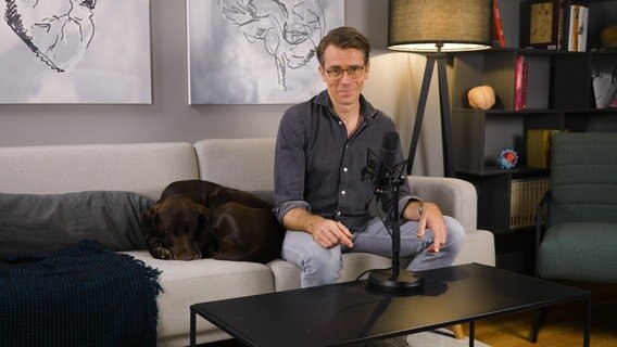 Dr. Wimmer auf einer Couch. © NDR 