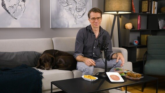 Dr. Wimmer auf einer Couch. © NDR 