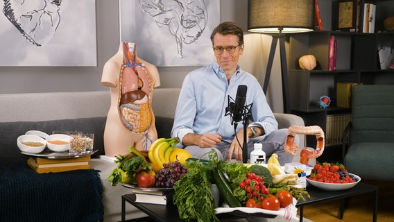 Dr. Wimmer auf einer Couch. © NDR 