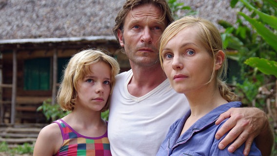 Der deutsche Sprachwissenschaftler Klaus Kuegler (Thomas Kretschmann) ist mit seiner Frau Doris (Nadja Uhl, re.), und Tochter Sabine (Stella Kunkat) in den Dschungel gezogen. © ARD Degeto/UFA Cinema 