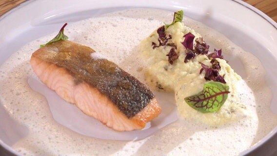 Lachsfilet mit Kartoffel-Dulse-Püree.  