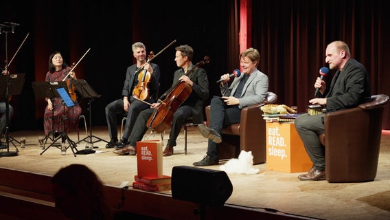 Daniel Kaiser, Jan Ehlert (v.r.) und Musikerinnen und Musiker des NDR Elbphilharmonie Orchesters auf der Bühne © Screenshot 