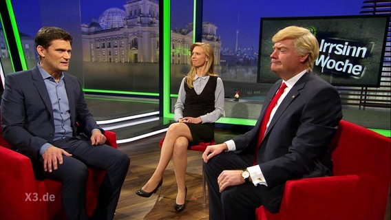 "Extra 3"-Moderator Christian Ehring mit Kirstin Warnke und "Donald Trump".  