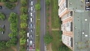 Straße mit Plattenbauten in Ostdeutschland aus einer senkrechten Vogelperspektive heraus. © NDR 