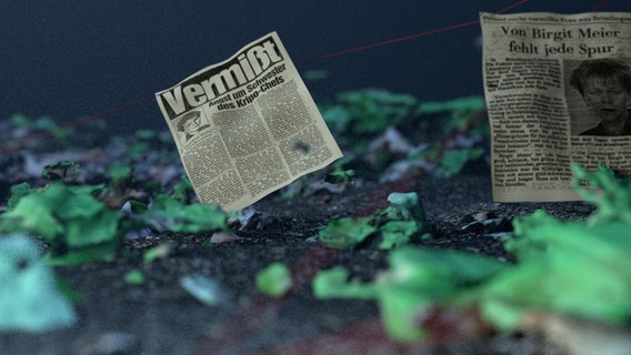 Zwei Zeitungsausschnitte über vermisste Personen liegen auf dem Boden. © NDR 
