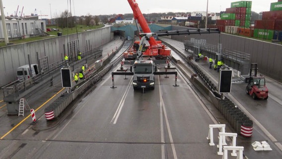 Eine Baustelle vor dem Elbtunnel. © NDR Foto: Screenshot