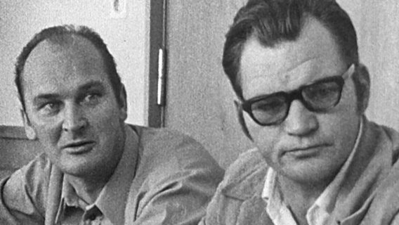 Zwei Gewerkschaftsvertreter in einer Schwarz-Weiß-Aufnahme aus dem Film "Emden geht nach USA" von 1976. © Screenshot 