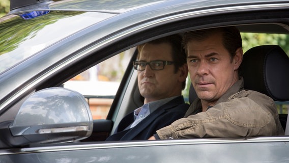 Die Kriminalkommissare Finn Kiesewetter (Sven Martinek, r.) und Lars Englen (Ingo Naujoks, l.) observieren den Verdächtigen Herbert Müller. © ARD/Georges Pauly 