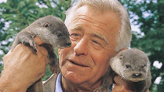 Prof. Heinz Sielmann mit jungen Ottern. © NDR/Heinz Sielmann Stiftung 