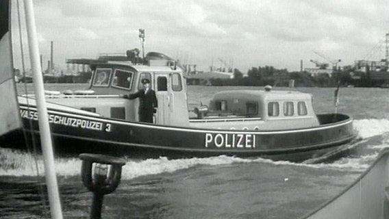 Szenenbild aus der Reihe "Hafenpolizei": Das Boot der Wasserschutzpolizei © Screenshot aus der Reihe 