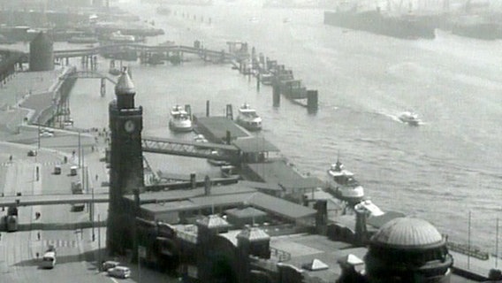 Szenenbild aus der Reihe "Hafenpolizei": Die Landungsbrücken in Hamburg © Screenshot aus der Reihe 