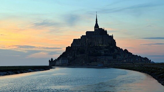 Abendstimmung am berühmten Kloster Mont St. Michel: Seit 1979 als Weltkulturerbe der UNESCO anerkannt. Abendstimmung am berühmten Kloster Mont St. Michel: Seit 1979 als Weltkulturerbe der UNESCO anerkannt. © NDR/Florian Melzer
