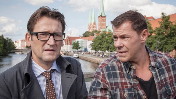 Finn Kiesewetter (Sven Martinek, r.) und Kriminaldirektor Lars Englen (Ingo Naujoks, l.) ermitteln im Fall des toten Apothekers Rosenthal. © NDR/ARD/Georges Pauly 