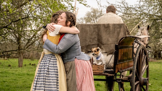 Nachdem Alma (Annika Krüger) die Stelle als Hofmalerin bei Prinz Philip (Aram Arami) bekommen hat, heißt es Abschied nehmen von ihrer Schwester Christine (Flora Li Thiemann). © MDR/HR/RB/KInderfilm GmbH/Anke Neugebauer 