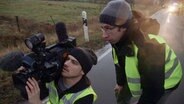 Zwei Reporter filmen bei einem Unfall. © NDR 