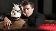 Puppenspieler Detlef Wutschik mit Norddeutschlands bekanntester Klappmaulpuppe Werner Momsen. © NDR/Phillipp Güland 