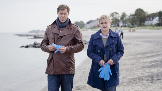 Finn Kiesewetter (Sven Martinek, l.) und Kollegin Sandra Schwartenbeck (Marie Luise Schramm, r.) ermitteln in ihrem ersten gemeinsamen Mordfall am Timmendorfer Strand. © NDR/ARD/Georges Pauly 
