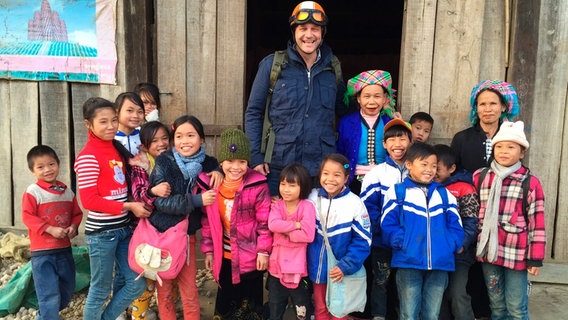 Philipp Abresch und Kinder in Vietnam. © NDR 