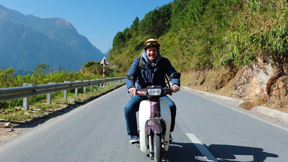 Philipp Abresch unterwegs mit dem Moped von Nord nach Sued durch Vietnam. © NDR 