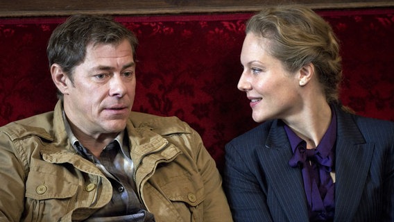 Staatsanwältin Elke Rasmussen (Tessa Mittelstaedt, r.) fühlt sich immer noch zu Finn Kiesewetter (Sven Martinek, l.) hingezogen. © NDR/ARD/Georges Pauly 