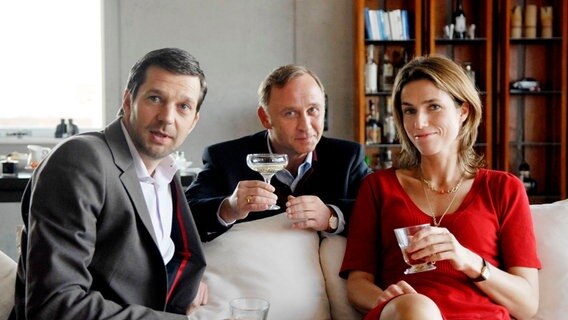 Grillparty bei Sebastian: (v.li.) Sebastian Britten (Kai Wiesinger), Lothar Franzen (Alexander Held) und Marita Blum (Julia Bremermann) haben noch jede Menge zu besprechen. © NDR/Degeto/Marion von der Mehden 