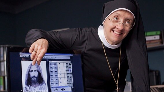 Nonne Renate (Anna Böttcher) ist sich sicher - Gottvater persönlich hat das Wunder von Husum vollbracht. Nonne Renate (Anna Böttcher) ist sich sicher - Gottvater persönlich hat das Wunder von Husum vollbracht. © NDR/ARD/Georges Pauly