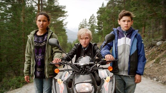 Mutig stellen sich Nora (Naomi Hasselberg Thorsrud), Lars (Bjørnar Lysfoss Hagesveen) und Simon (Oskar Lindquist) ihren Widersachern in den Fluchtweg. © NDR/NordicStories 