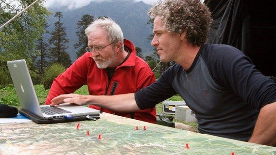 Gordon Buchanan und George McGavin planen die nächsten Schritte für die Suche nach Tigern. © NDR/Henry Mix/NDR Naturfilm 
