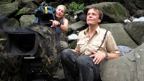 Kamerafrau Christina Karliczek und Tierfilmer Henry Mix bei einer kurzen Pause. Die tropischen Temperaturen im Süden Bhutans zehren an den Kräften. © NDR/Henry Mix/NDR Naturfilm 