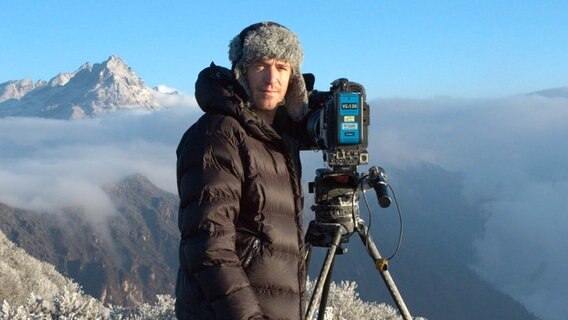 Gordon Buchanan begleitet die Expedition als Filmer. Im ersten Teil ist es seine Aufgabe im Hochgebirge Kamerafallen zu verteilen. Die eigene Kamera ist aber auch immer dabei. © NDR/Henry Mix/NDR Naturfilm 