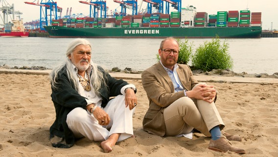 Sorel sen. (Mario Adorf, links) und sein Sohn Dr. Magnus Sorel (Axel Milberg, rechts) haben ein vertrauliches Gespräch am Elbstrand. © NDR/Christine Schroeder 