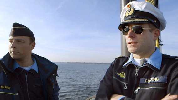 U-Boot Kommandant Lars Gößing mit seinem Wachoffizier Marco von Korber auf der Brücke. © NDR/Clipart 