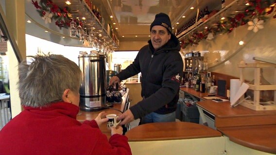 Stammgast auf Gut Brook - Glühwein-Gerald aus Hessen. © NDR 