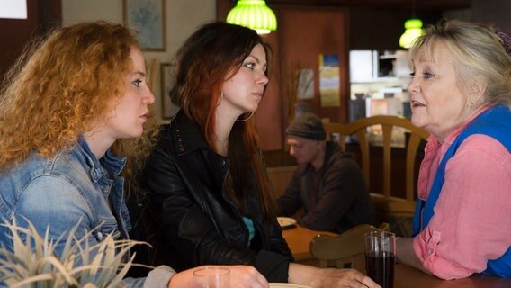 Szenenbild aus der Comedy-Serie "Jennifer - Sehnsucht nach was Besseres": Melanie (Laura Lo Zito, li.), Jennifer (Katrin Ingendoh, Mitte) und Oma Magret (Doris Kunstmann, re.) analysieren die Lage. © NDR/Georges Pauly 