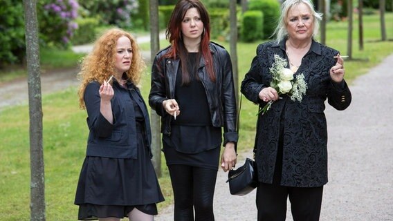 Szenenbild aus der Comedy-Serie "Jennifer - Sehnsucht nach was Besseres": Melanie (Laura Lo Zito, li.), Jennifer (Katrin Ingendoh, Mitte) und Oma Magret (Doris Kunstmann, re.). © NDR/Georges Pauly 