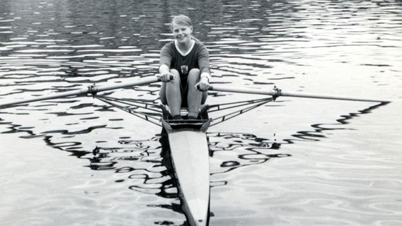 Die spätere DDR-Ruder-Weltmeisterin Cornelia Linse beim Training in ihrem Boot "Seemann". © NDR/Cornelia Linse privat 