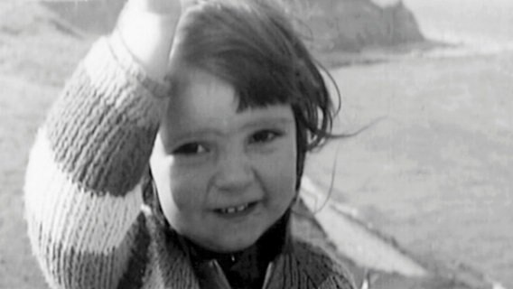 Claudia Rusch 1974 als Kleinkind an der Küste ihrer Heimatinsel Rügen. © NDR/Claudia Rusch privat 