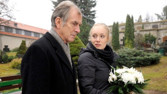 Martin Jentsch (Peter Prager, l.) trifft auf dem Quedlinburger Friedhof seine Tochter Katja (Katharina Heyer, r.), das schwarze Schaf der Familie. Hat Sie etwas mit dem Tod ihrer Schwester zu tun? Martin Jentsch (Peter Prager, l.) trifft auf dem Quedlinburger Friedhof seine Tochter Katja (Katharina Heyer, r.), das schwarze Schaf der Familie. Hat Sie etwas mit dem Tod ihrer Schwester zu tun? © NDR/ARD/Hardy Spitz
