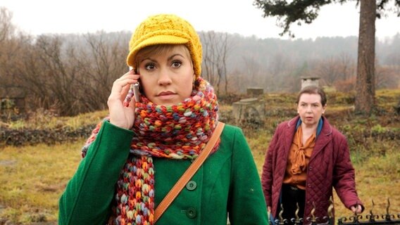 Klara (Wolke Hegenbarth, l.) mischt sich in Kleinerts Ermittlungen ein und schaut sich auf dem Quedlinburger Friedhof um, Tatort eines Mords. Sie bemerkt nicht, daß Hermine Malinckrodt (Simone von Zglinicki) sich hinter ihrem Rücken anschleicht. Klara (Wolke Hegenbarth, l.) mischt sich in Kleinerts Ermittlungen ein und schaut sich auf dem Quedlinburger Friedhof um, Tatort eines Mords. Sie bemerkt nicht, daß Hermine Malinckrodt (Simone von Zglinicki) sich hinter ihrem Rücken anschleicht. © NDR/ARD/Hardy Spitz