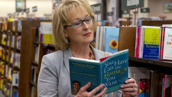Kay (Meryl Streep) sucht in Beziehungsratgebern nach Methoden, um ihre eingeschlafene Ehe aufzufrischen. © NDR/Degeto/ 2012 GHS Productions LLC, all rights reserved 